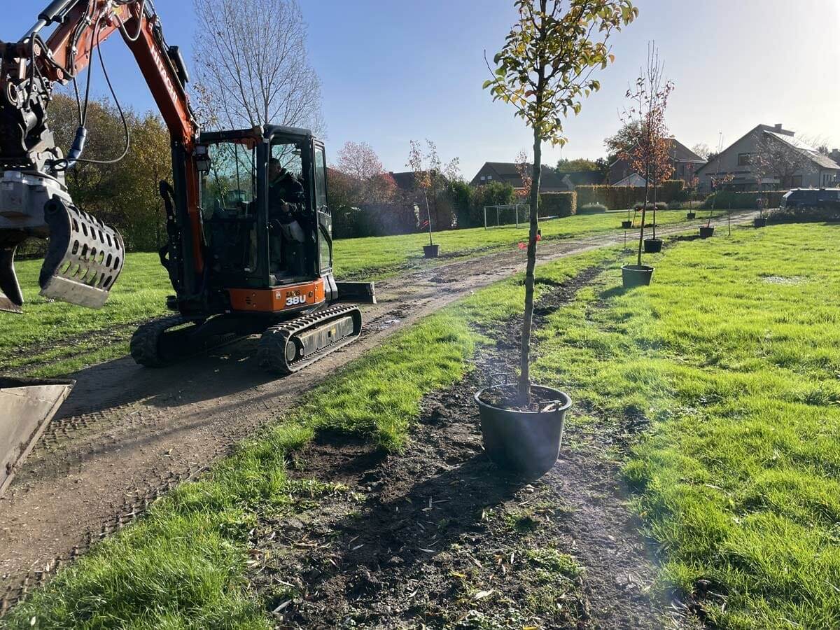 Vader en zoon van Tuinwerken Boutsen aan het werk